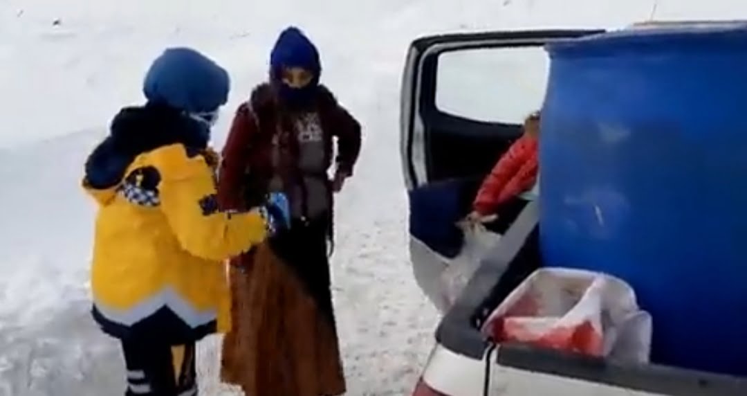 Yolu Kapanan Mezrada Rahatsızlanan Hamile Kadın Hastaneye Ulaştırıldı 2 IMG_20220205_223656