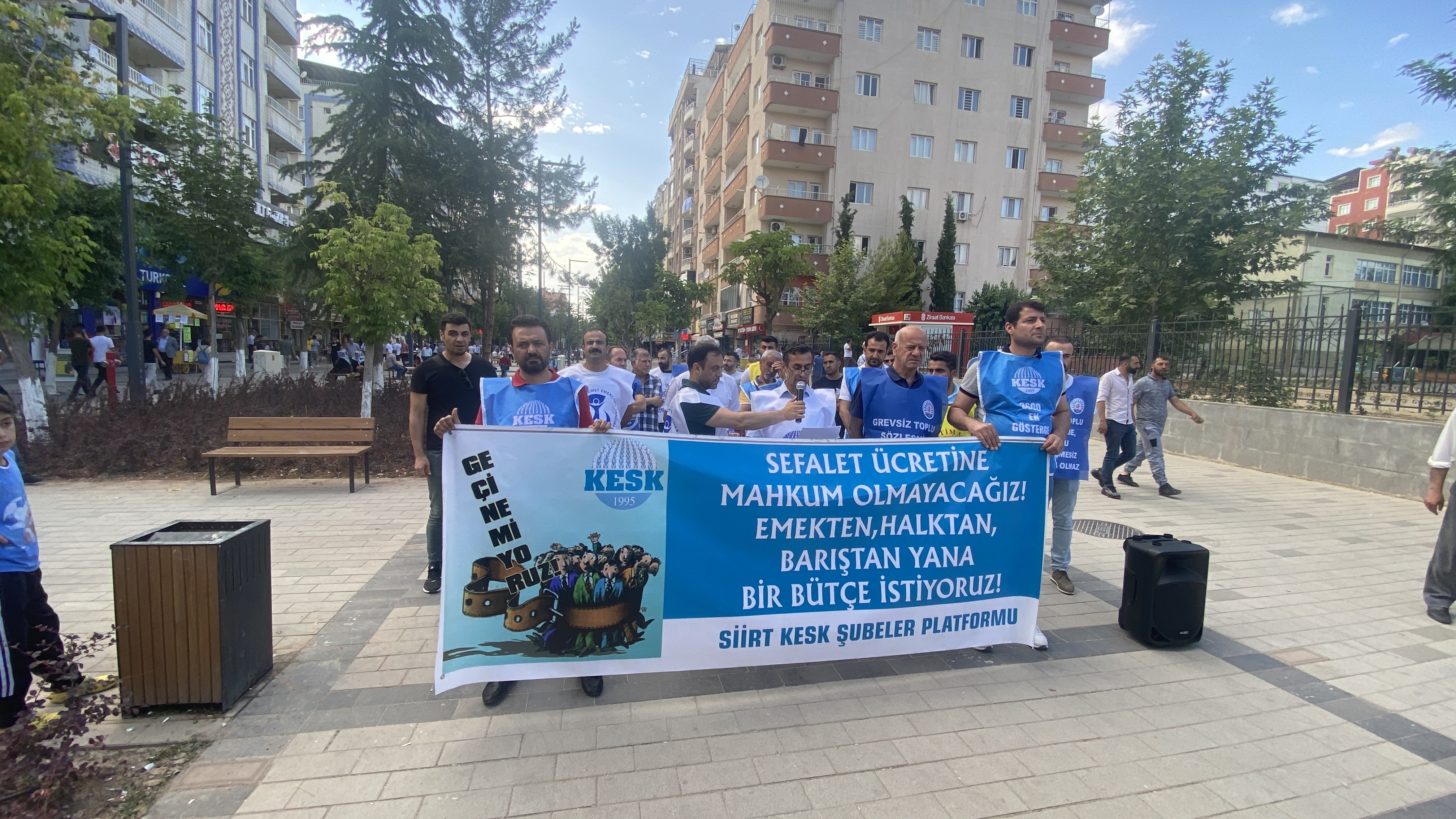 <strong>Siirt KESK: “Geçinemiyoruz” Diyerek Maaş Bordrolarını Yaktı</strong> 1 <strong>Siirt KESK: “Geçinemiyoruz” Diyerek Maaş Bordrolarını Yaktı</strong>