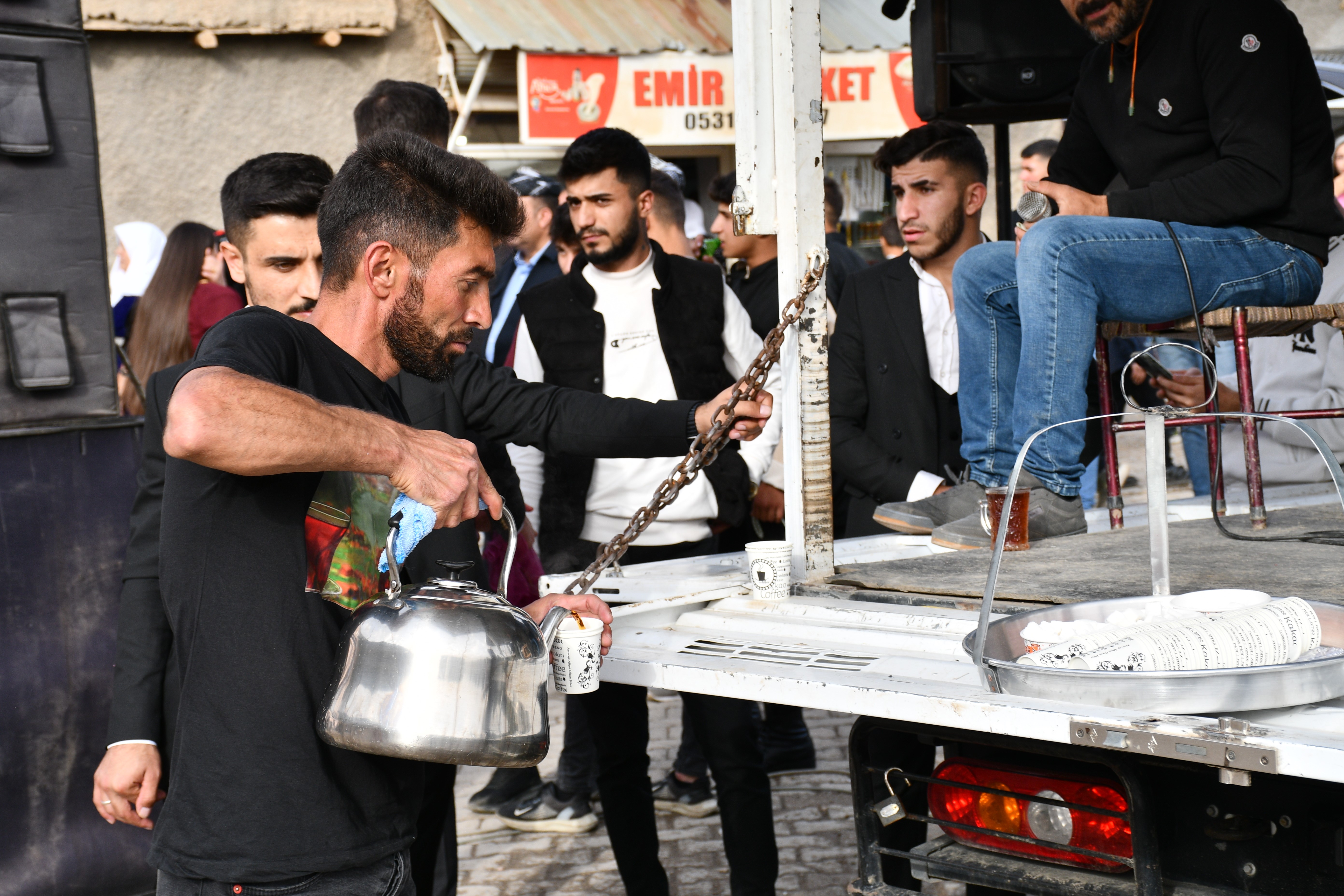 Şırnak'taki Aşiret Düğünlerinin Aranan Çaycısı 1 Şırnak'taki Aşiret Düğünlerinin Aranan Çaycısı