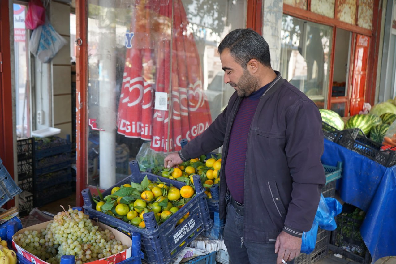 Kışlık Meyveler Tezgahlardaki Yerini Almaya Başladı 1 Kışlık Meyveler Tezgahlardaki Yerini Almaya Başladı