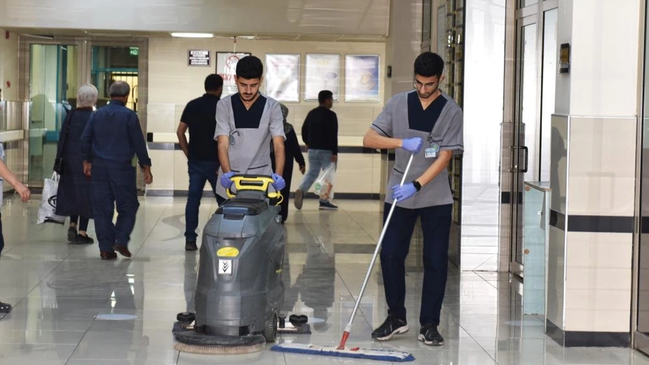 Tıp Öğrencileri, Hem Okuyor Hem Çalışıyor