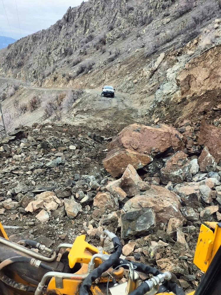 Siirt'te Heyelan Köy Yolunu Ulaşıma Kapattı