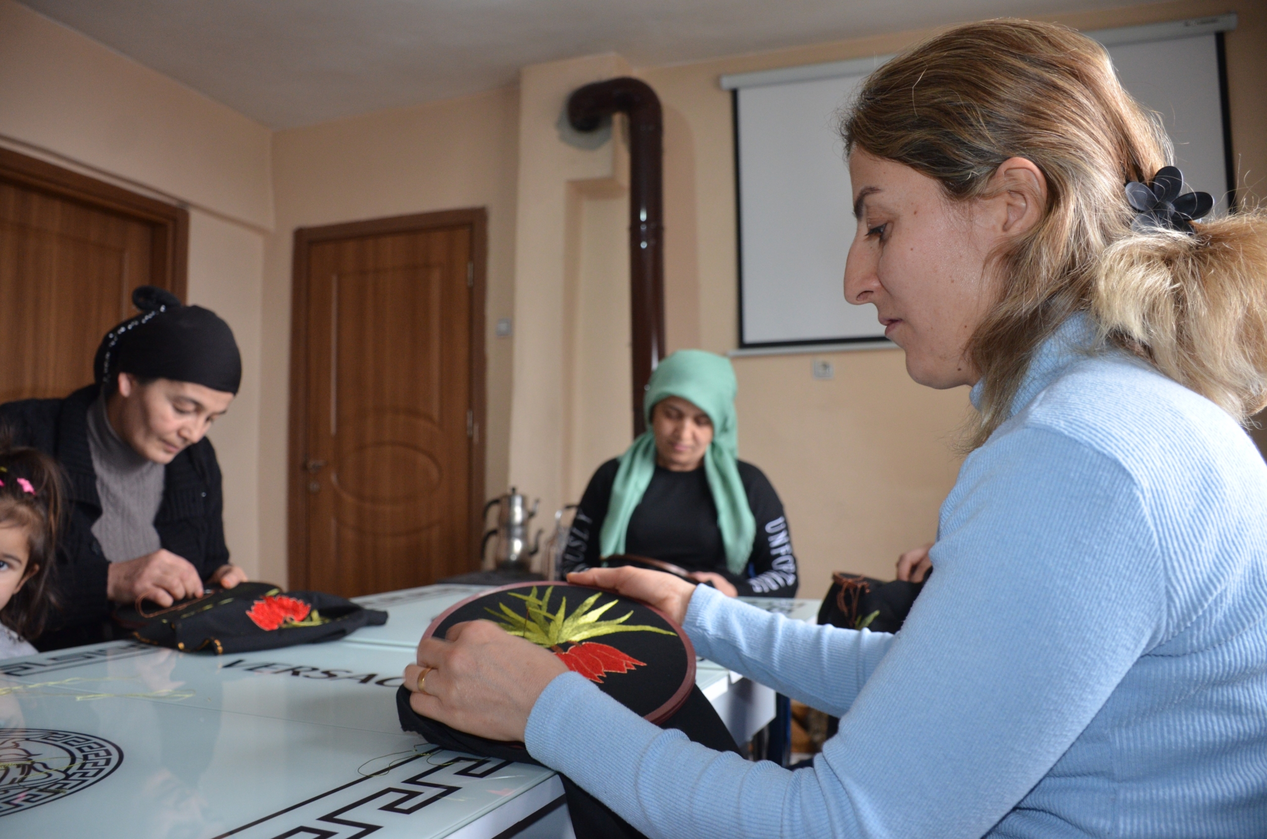 Kadınların Geçim Kaynağı Ters Lale Nakışlı Tepsi Ve Tablo