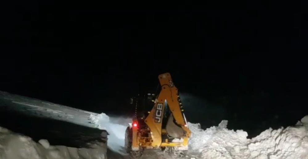 Siirt’te Kardan Kapanan Köy Yolları Ulaşıma Açıldı