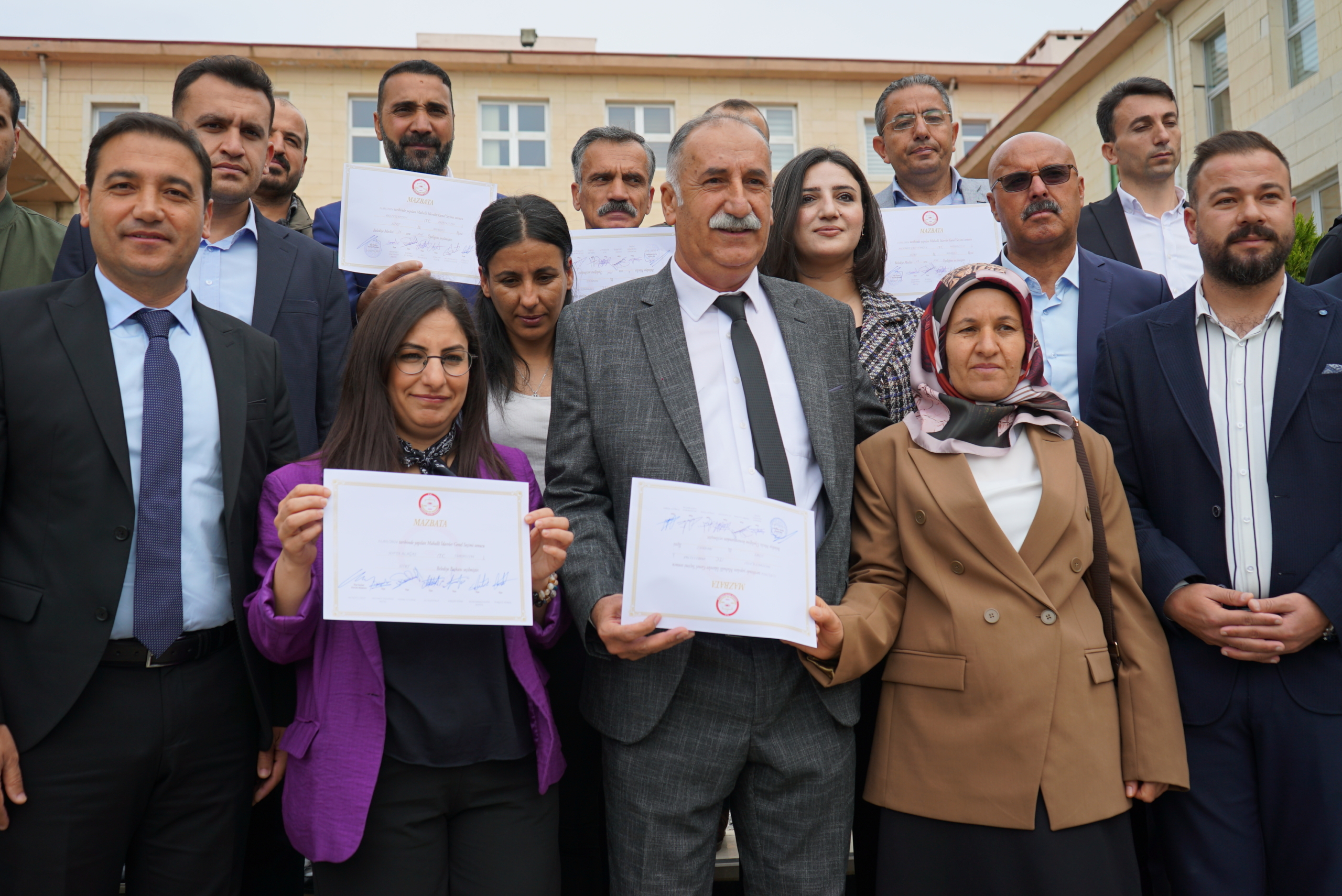 DEM Partili Siirt Belediye Eş Başkanları Mazbatalarını Aldı