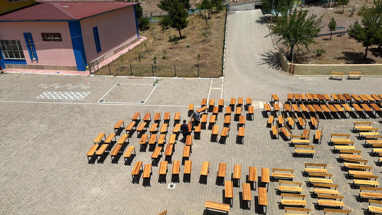 Köy Okulu Öğretmenleri Tatil Değil, Okullarındaki Eksikleri Gidermeyi Tercih Etti