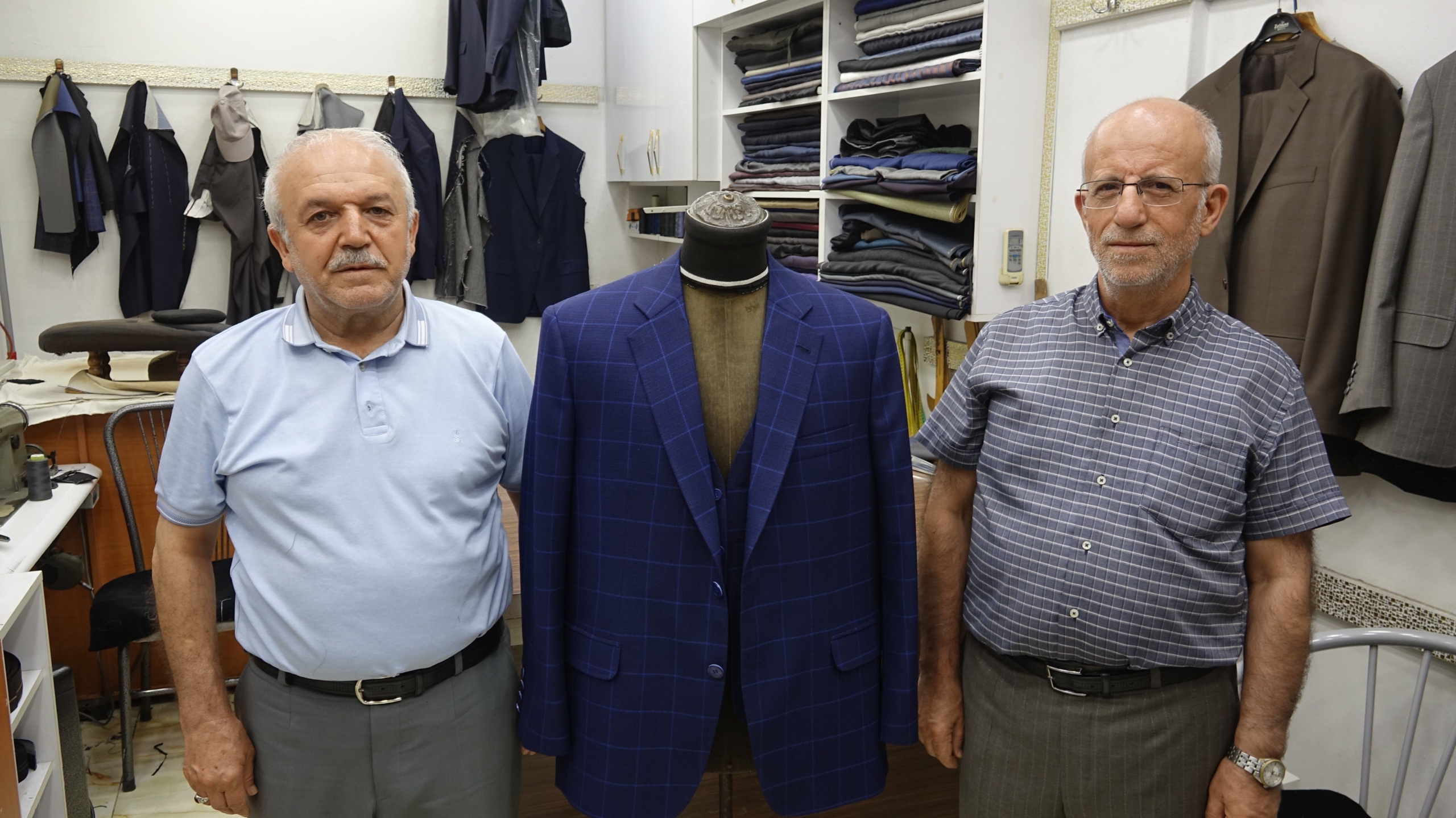 Yarım Asırdır Aynı İş Yerinde Mesleği Ayakta Tutuyor 2 Yarım Asırdır Aynı İş Yerinde Mesleği Ayakta Tutuyor