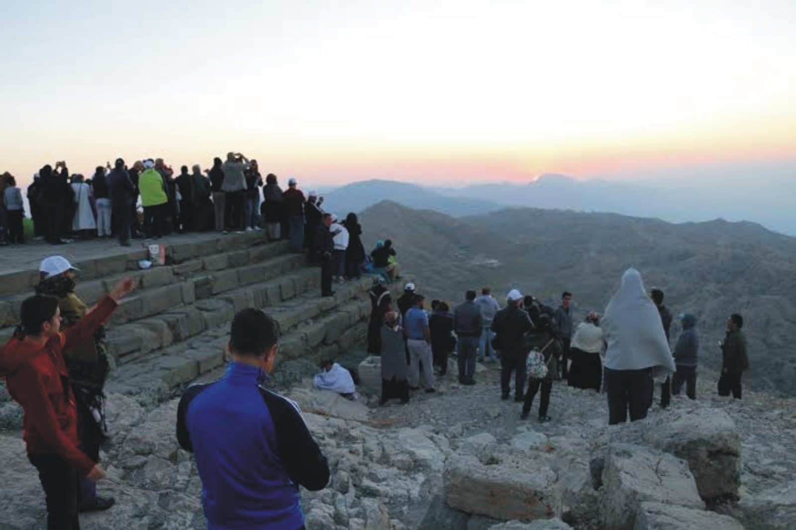 Güneşin Doğuşunu Meditasyon Yaparak İzlediler 1 Güneşin Doğuşunu Meditasyon Yaparak İzlediler