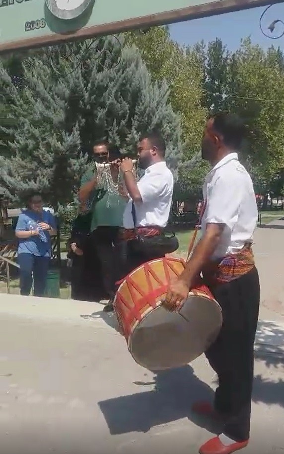 Direksiyon Sınavını Geçen Eşini Davul Zurnayla Karşıladı 1 Direksiyon Sınavını Geçen Eşini Davul Zurnayla Karşıladı