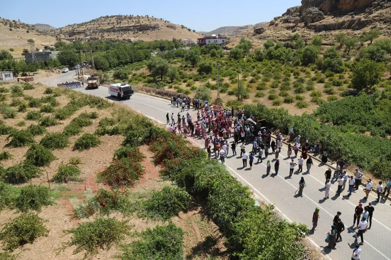 Sürgücü'nde Yine Dedaş Gerginliği: Köylüler Yolu Kapattı