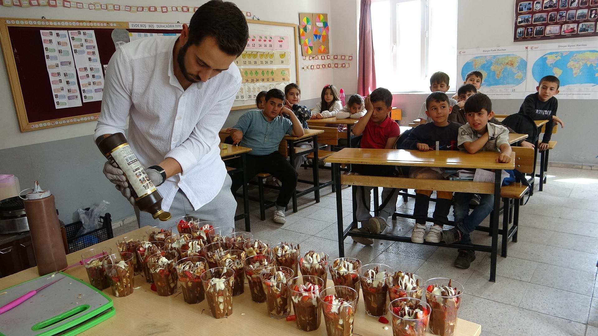 Şırnak’tan Van’a Kadar Köy Köy Dolaşarak Çocukları Waffle İle Buluşturuyor 1 Şırnak’tan Van’a Kadar Köy Köy Dolaşarak Çocukları Waffle İle Buluşturuyor