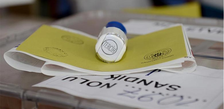 Son Seçim Anketi: Hangi Parti Yüzde Kaç Oy Alıyor; İşte Halkın “Olumlu” Baktığı İlk Üç Siyasetçi