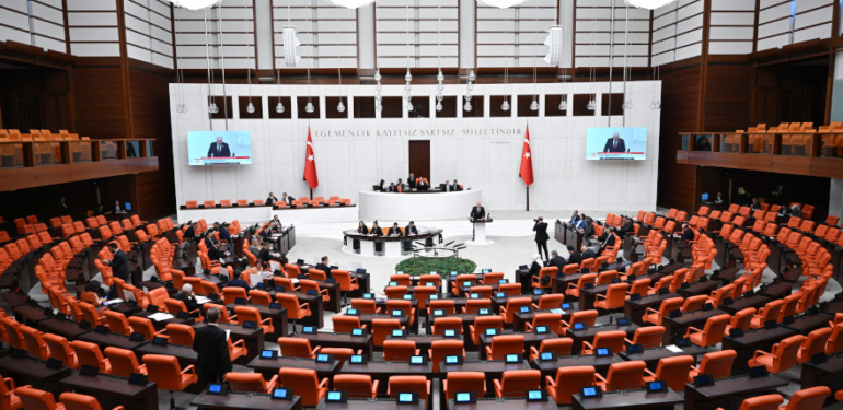Yeni Anayasa Çalışmaları Sürüyor: Referandum Hazırlığı Yapılıyor 