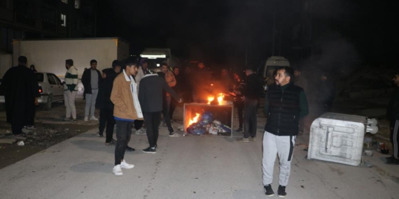Elektrik Kesintisi Mahalleyi Sokağa Döktü