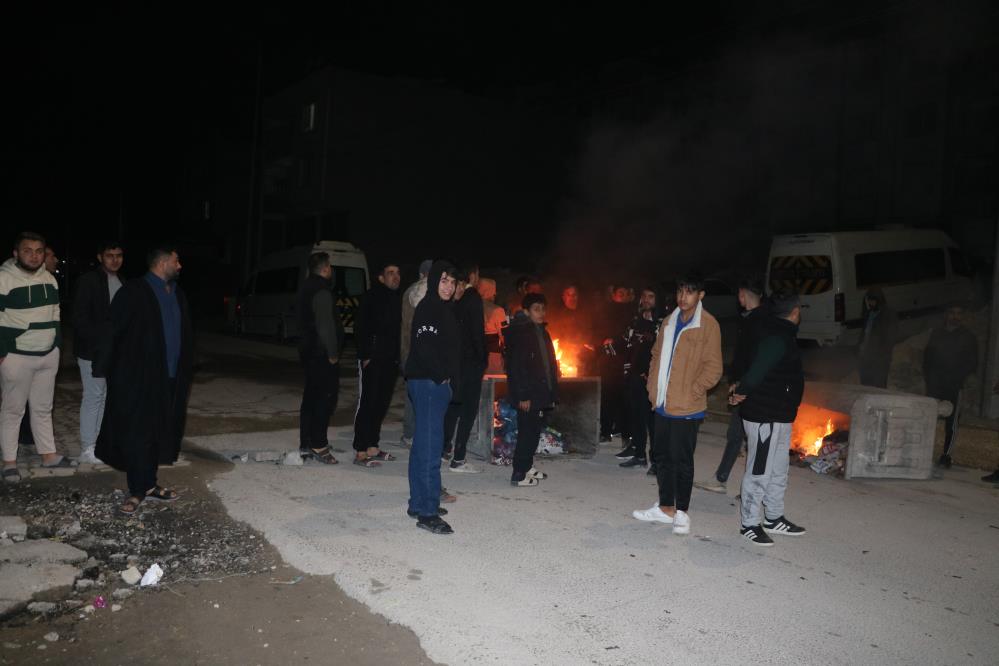 Elektrik Kesintisi Mahalleyi Sokağa Döktü 1 Elektrik Kesintisi Mahalleyi Sokağa Döktü