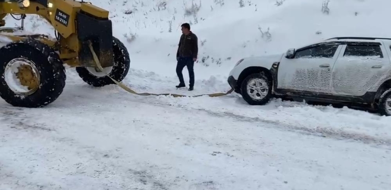 Siirt’te Yoğun Kar Yağışı Nedeniyle Kapanan Yol Ulaşıma Açıldı