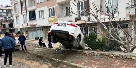 Besni’de Otomobil Apartman Boşluğuna Düştü