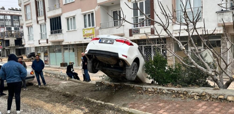 Besni’de Otomobil Apartman Boşluğuna Düştü