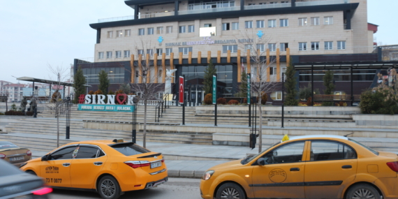 Taksiciler, Yüksek Kamera Maliyetini Belediye Önünde Protesto Etti