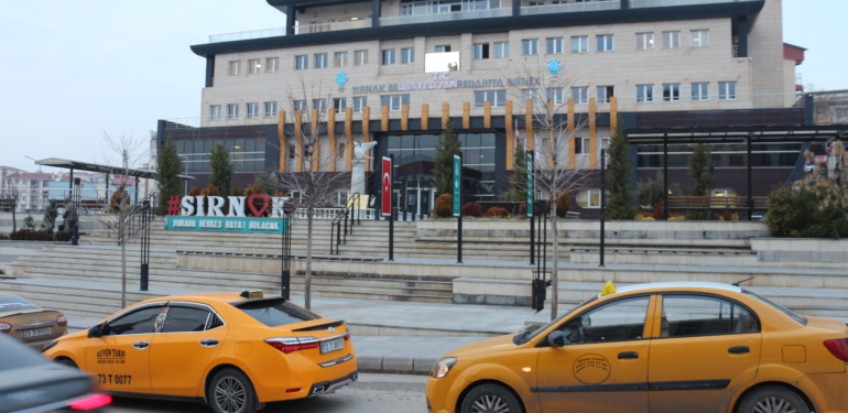 Taksiciler, Yüksek Kamera Maliyetini Belediye Önünde Protesto Etti