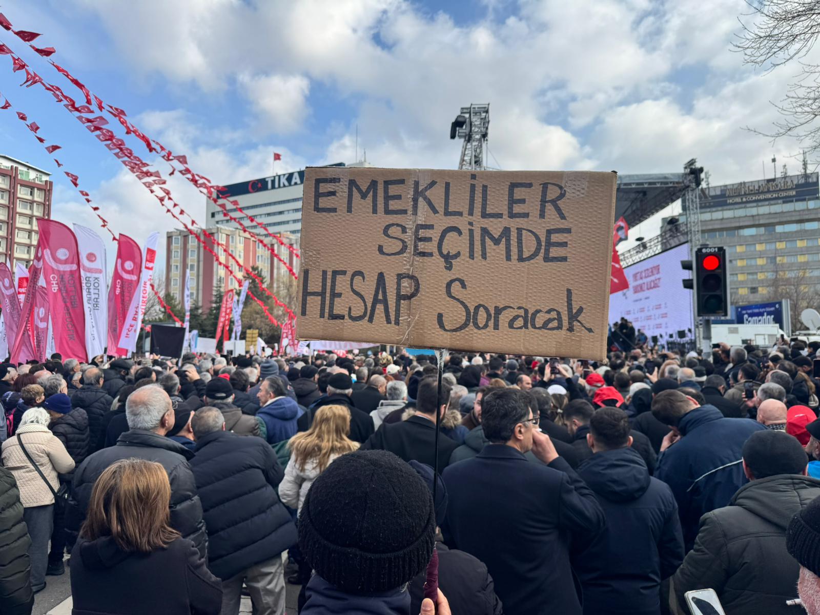 Özgür Özel, CHP'nin Asgari Ücret Mitinginde Konuşuyor: Bu Bir Sefalet Ücretidir 1 Özgür Özel, CHP'nin Asgari Ücret Mitinginde Konuşuyor: Bu Bir Sefalet Ücretidir
