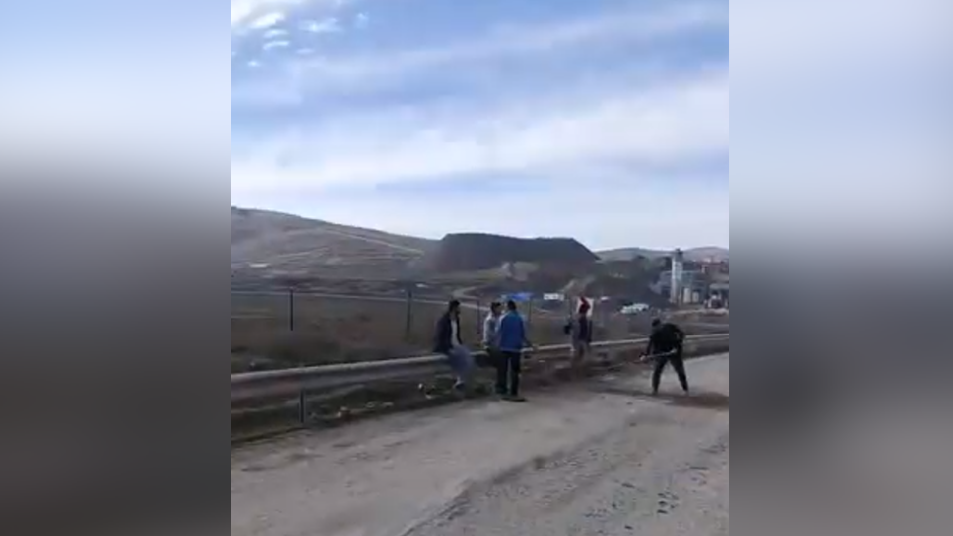 Bozuk Yolu Vatandaş Onarıyor