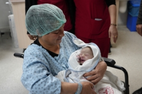 GAZİANTEP'TE YILIN İLK BEBEĞİ 00.02'DE DÜNYAYA GELDİ YENİ YILIN İLK BEBEĞİNE "ÖKKEŞ" İSMİ VERİLDİ