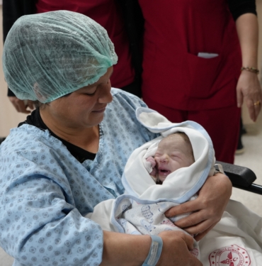 GAZİANTEP'TE YILIN İLK BEBEĞİ 00.02'DE DÜNYAYA GELDİ YENİ YILIN İLK BEBEĞİNE "ÖKKEŞ" İSMİ VERİLDİ