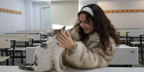 ‘Labne’ Fakültede Öğrencilerle Derslere Giriyor