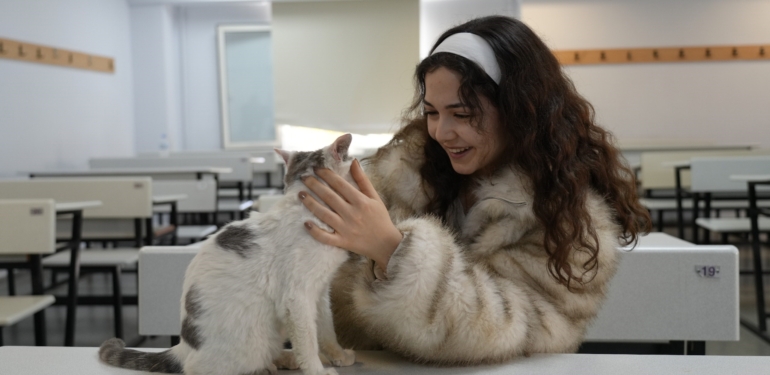 ‘Labne’ Fakültede Öğrencilerle Derslere Giriyor