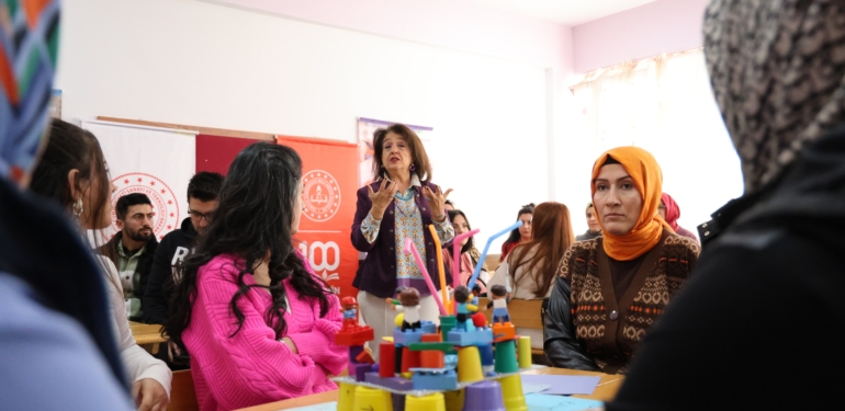 Okul Öncesi Öğretmenleri Öğrendiklerini Öğrencilere Aktaracak