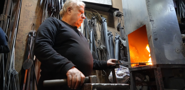 Yarım Asırdır Demir Dövüyor