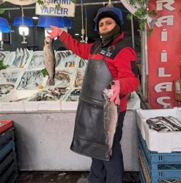 KİLİS'İN TEK KADIN BALIKÇISI DEDE MESLEĞİNİ SÜRDÜRÜYOR