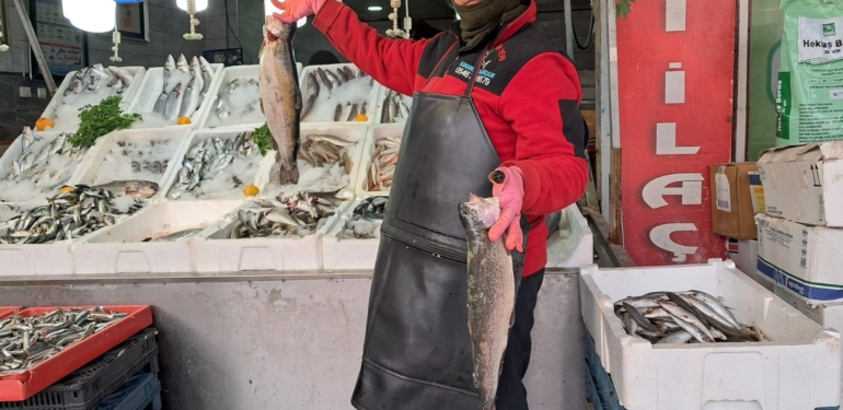 Şehrin Tek Kadın Balıkçısı Dede Mesleğini Sürdürüyor