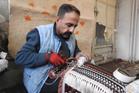 SARAÇ USTASI EYER DİKEREK ATA MESLEĞİNİ YAŞATIYOR