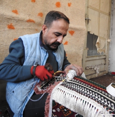 SARAÇ USTASI EYER DİKEREK ATA MESLEĞİNİ YAŞATIYOR