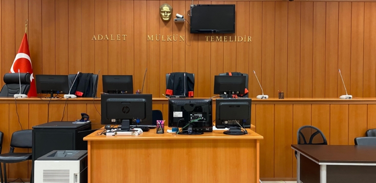 Kocasına Boşanma Davası Açan Kadın, Nafaka Ödemeye Mahkum Edildi