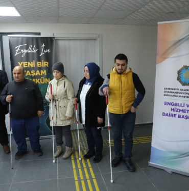 DİYARBAKIR'DA GÖRME ENGELLİLERE 'BAĞIMSIZ HAREKET UYGULAMASI' EĞİTİMİ VERİLİYOR