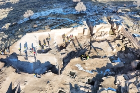 3 BİN YILLIK ZERZEVAN KALESİ'NDE GÜNEY SURLARI GÜN YÜZÜNE ÇIKARTILDI KAZI BAŞKANI PROF. DR. AYTAÇ COŞKUN: "BU YIL İLK ETAPTA GÜNEY KULE VE KİLİSE, DAHA SONRAKİ YILLARDA ARSENAL, YERALTI KİLİSESİ, MİTHRAS KUTSAL ALANI VE ALANIN BİRÇOK YERİNDE KAZI İLE BİRLİKTE RESTORASYON ÇALIŞMALARI DEVAM EDECEK" "BU SÜREDE ŞU ANDA ALANIN YÜZDE 10'LUK BİR KISMI KAZILDI. BİZ, 5 YILLIK PLANLAMADA ALANIN YÜZDE 30'UNU KAZMIŞ OLACAĞIZ" "ROMA ARKEOLOJİSİ AÇISINDAN ORTAYA ÇIKARILAN BULGULAR ÖNEMLİ"