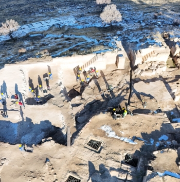 3 BİN YILLIK ZERZEVAN KALESİ'NDE GÜNEY SURLARI GÜN YÜZÜNE ÇIKARTILDI KAZI BAŞKANI PROF. DR. AYTAÇ COŞKUN: "BU YIL İLK ETAPTA GÜNEY KULE VE KİLİSE, DAHA SONRAKİ YILLARDA ARSENAL, YERALTI KİLİSESİ, MİTHRAS KUTSAL ALANI VE ALANIN BİRÇOK YERİNDE KAZI İLE BİRLİKTE RESTORASYON ÇALIŞMALARI DEVAM EDECEK" "BU SÜREDE ŞU ANDA ALANIN YÜZDE 10'LUK BİR KISMI KAZILDI. BİZ, 5 YILLIK PLANLAMADA ALANIN YÜZDE 30'UNU KAZMIŞ OLACAĞIZ" "ROMA ARKEOLOJİSİ AÇISINDAN ORTAYA ÇIKARILAN BULGULAR ÖNEMLİ"