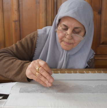 70 YAŞINDAKİ KADIN USTA 200 BİN TL'LİK ANTEP İŞİ SANAT İŞLİYOR