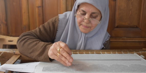 70 Yaşındaki Kadın Usta 200 Bin TL’lik Sanat İşliyor