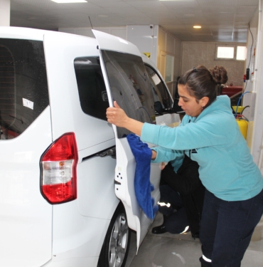 SİİRT'TE EV HANIMLARI KOOPERATİF KURARAK OTO YIKAMA AÇTI