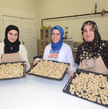 GİRİŞİMCİ KADIN, KURDUĞU MANTI İŞLETMESİNDE İŞİTME ENGELLİ KADINLARI İSTİHDAM EDİYOR İŞARET DİLİ EĞİTMENİ GİRİŞİMCİ KADIN, İŞİTME ENGELLİ KADINLARLA MANTI ÜRETİMİ YAPIYOR