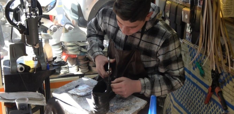 Kilis’te 42 Yıllık Ayakkabı Tamircisi Baba Mesleğini Sürdürüyor