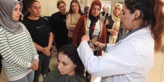 Genç Kızlar Kuaförlük Kursu ile Meslek Sahibi Oluyor