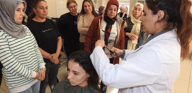 Genç Kızlar Kuaförlük Kursu ile Meslek Sahibi Oluyor