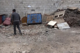 AĞIR HASARLI DİYE YIKILAN EV KAYITLARDA HAFİF HASARLI ÇIKTI: HEM EVSİZ KALDI HEM DE HAK SAHİBİ OLAMADI MAĞDUR VATANDAŞ HAK SAHİPLİĞİ SÜRECİNDE ÇÖZÜM BEKLİYOR