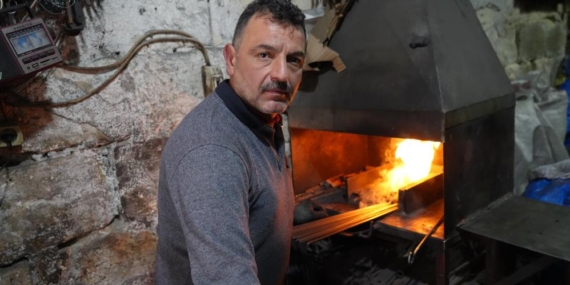 Kızgın Ocağın Başında Hem Demir Dövüyor Hem De Isınıyor