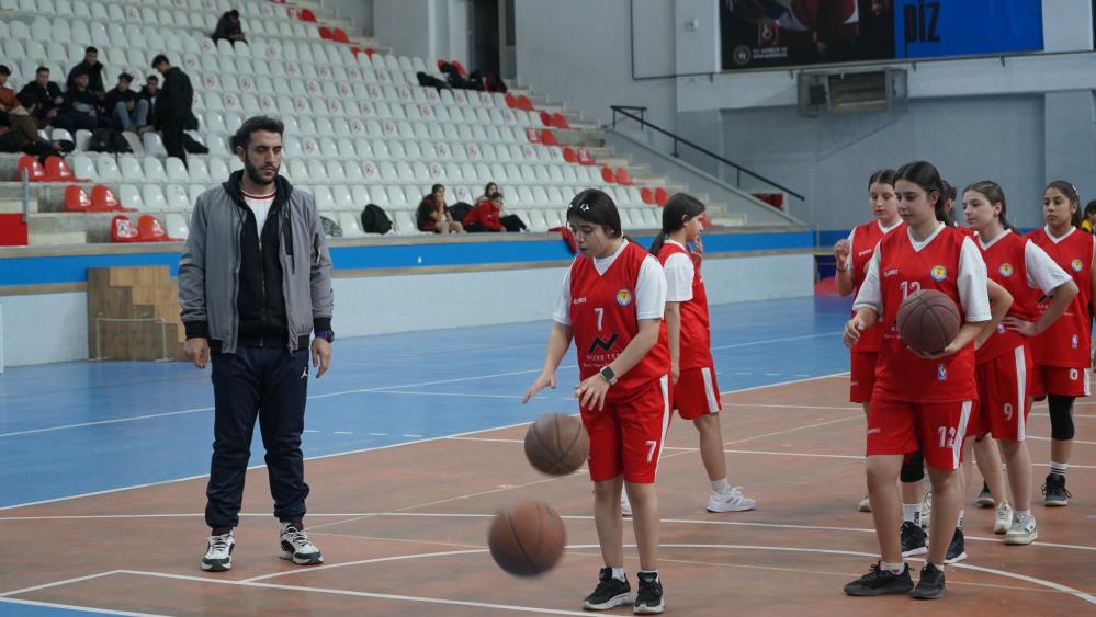 Şırnaklı İşitme Engelli A Milli Takım Oyuncusu, Gençleri Basketbola Teşvik Ediyor